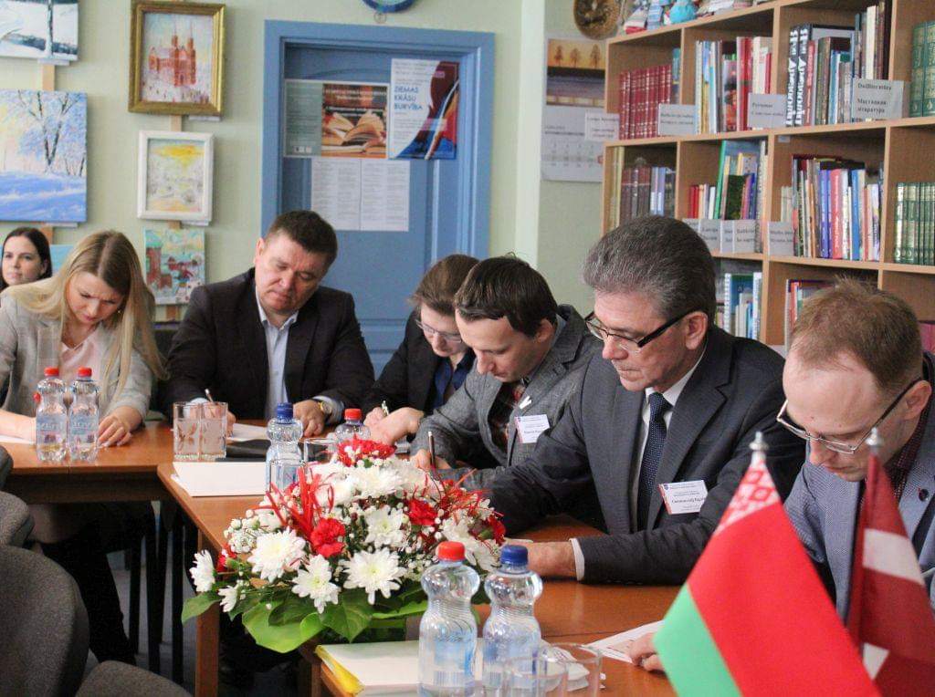 Беларускую дыктоўку пишут представители ВГМУ и Генконсульства Беларуси в Даугавпилсе