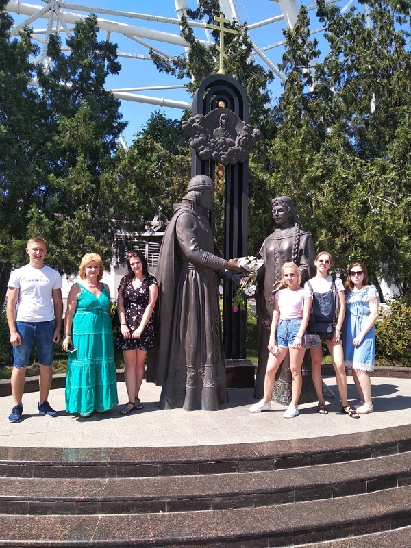 экск по городу памятник семье