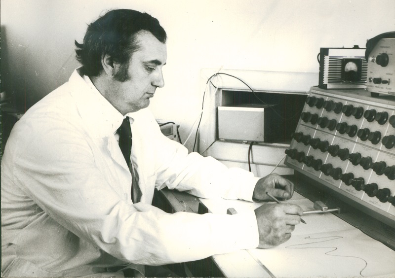 Профессор Александр Андреевич Кирпиченко изучает вызванный потенциал