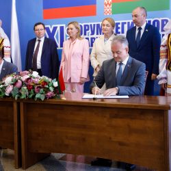 signing agreements 08