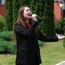 torzhestvenno zavershili uchebnyy god 08