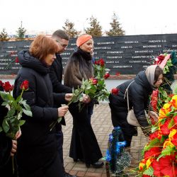 vozlozheniye tsvetov 03